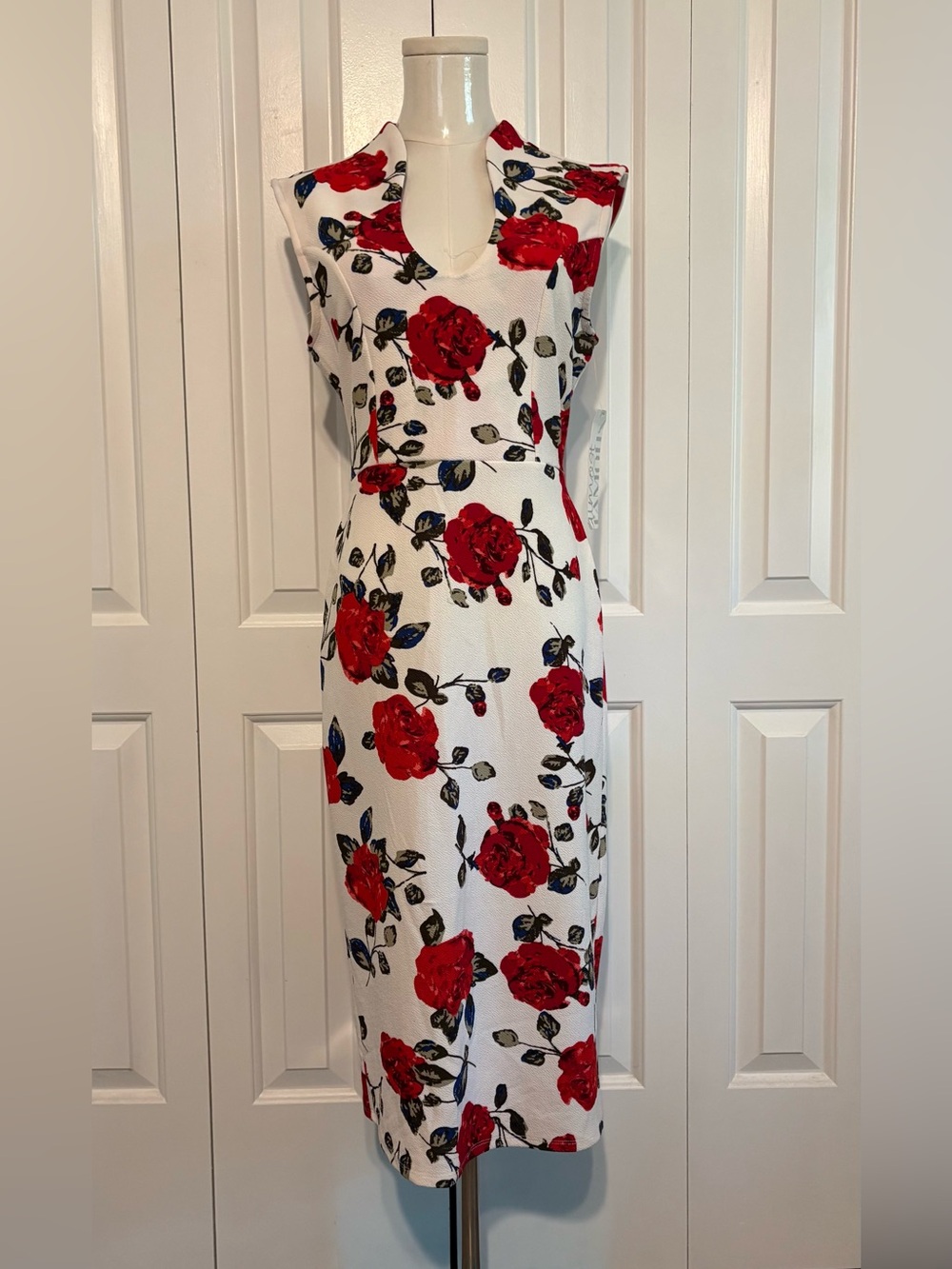 ALMOST FAMOUS, Romantic Red Roses on White Background Dress, Size L